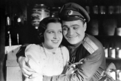 Helena Grossówna i Adolf Dymsza w filmie „Dodek na froncie", źródło: Fototeka FN