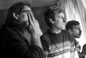 Krzysztof Kieślowski, Jacek Petrycki i Jerzy Stuhr na planie filmu „Amator" w reż. Krzysztofa Kieślowskiego, 1979 r., źródło: Fototeka FN
