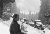 Leon Niemczyk w filmie „Baza ludzi umarłych" w reż. Czesława Petelskiego, 1958 r., fot. Tadeusz Roman, źródło: Fototeka FN