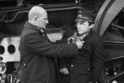 Kazimierz Opaliński i Zygmunt Listkiewicz w filmie „Człowiek na torze" w reż. Andrzeja Munka, 1956 r., fot. Baruch Lazarow, źródło: Fototeka FN