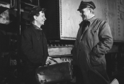 Kazimierz Opaliński i Roman Kłosowski w filmie „Człowiek na torze" w reż. Andrzeja Munka, 1956 r., fot. Baruch Lazarow, źródło: Fototeka FN