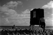 Kadr z filmu "Dwaj ludzie z szafą" w reż. Romana Polańskiego, 1958 r.