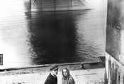 Adam Brodzisz i Karolina Lubieńska w filmie "Dziesięciu z Pawiaka" w reż. Ryszarda Ordyńskiego, 1931 r., źródło: Fototeka FN