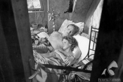 Emil Karewicz i Teresa Berezowska w filmie „Kanał" w reż. Andrzeja Wajdy, 1956 r., fot. Andrzej Gronau, źródło: Fototeka FN