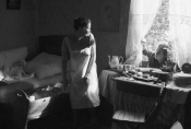 Ewa Dałkowska i Halina Wyrodek w filmie „Kobieta z prowincji" w reż. Andrzeja Barańskiego, 1984 r., fot. Jan Górski, źródło: Fototeka FN