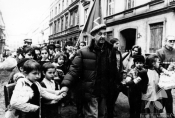 Adam Siemion, Andrzej Wajda, Anna Mucha i Krystyna Grochowicz na planie filmu "Korczak", 1990 r., fot. Renata Pajchel, źródło: Fototeka FN