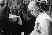 Adam Kamień w filmie „Kornblumenblau" w reż. Leszka Wosiewicza, 1988 r., źródło: Fototeka FN