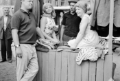 Stanisław Bareja, Elżbieta Czyżewska, Bolesław Płotnicki i Hanka Bielicka na planie filmu "Małżeństwo z rozsądku", 1966 r., fot. Jerzy Troszczyński, źródło: Fototeka FN