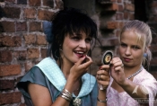 Adrianna Biedrzyńska i Magdalena Scholl w filmie „Nad rzeką, której nie ma" w reż. Andrzeja Barańskiego, 1991 r., fot. Roman Sumik, źródło: Fototeka FN