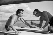 Leon Niemczyk i Zygmunt Malanowicz w filmie „Nóż w wodzie" w reż. Romana Polańskiego, 1961 r., fot. Andrzej Kostenko, źródło: Fototeka FN