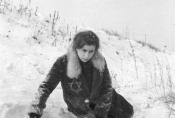 Halina Mikołajska w filmie "Przy torze kolejowym" w reż. Andrzeja Brzozowskiego, 1963 r., źródło: Fototeka FN