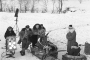 Andrzej Brzozowski z ekipą filmową na planie "Przy torze kolejowym", 1963 r., źródło: Fototeka FN