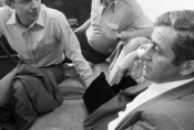 Bogusław Linda, Krzysztof Kieślowski i Zbigniew Zapasiewicz na planie filmu „Przypadek" w reż. Krzysztofa Kieślowskiego, 1981 r., fot. Romuald Pieńkowski, źródło: Fototeka FN