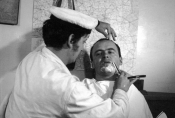 Feridun Erol i Stanisław Tym w filmie „Rejs" w reż. Marka Piwowskiego, 1970 r., fot. Marek Nowicki, źródło: Fototeka FN