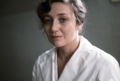 Ewa Dałkowska w filmie „Szpital Przemienienia" w reż. Edwarda Żebrowskiego, 1978 r., fot. Romuald Pieńkowski, źródło: Fototeka FN