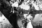 Elżbieta Barszczewska, Tamara Wiszniewska i Franciszek Brodniewicz w filmie "Trędowata" w reż. Juliusza Gardana, 1936 r., źródło: Fototeka FN