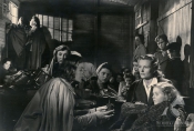 Renata Bogdańska i Jadwiga Domańska w filmie "Wielka droga" w reż. Michała Waszyńskiego, 1946 r., fot. F. Maliniak, źródło: Fototeka FN