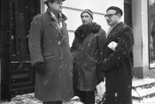 Stanisław Dygat i Gustaw Holoubek na planie filmu „Biały niedźwiedź", fot. Jerzy Troszczyński, źródło: Fototeka FN