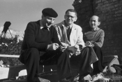 Tadeusz Zając, Jan Fethke i Adolf Forbert na planie filmu „Sprawa do załatwienia", fot. Franciszek Kądziołka, źródło: Fototeka FN