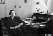Maria Kuncewiczowa w swoim mieszkaniu, Warszawa, źródło: Narodowe Archiwum Cyfrowe