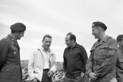 Bolesław Chocha, niezidentyfikowany, Jerzy Lutowsk i Tadeusz Karwański w filmie „Czerwone berety", źródło: Fototeka FN